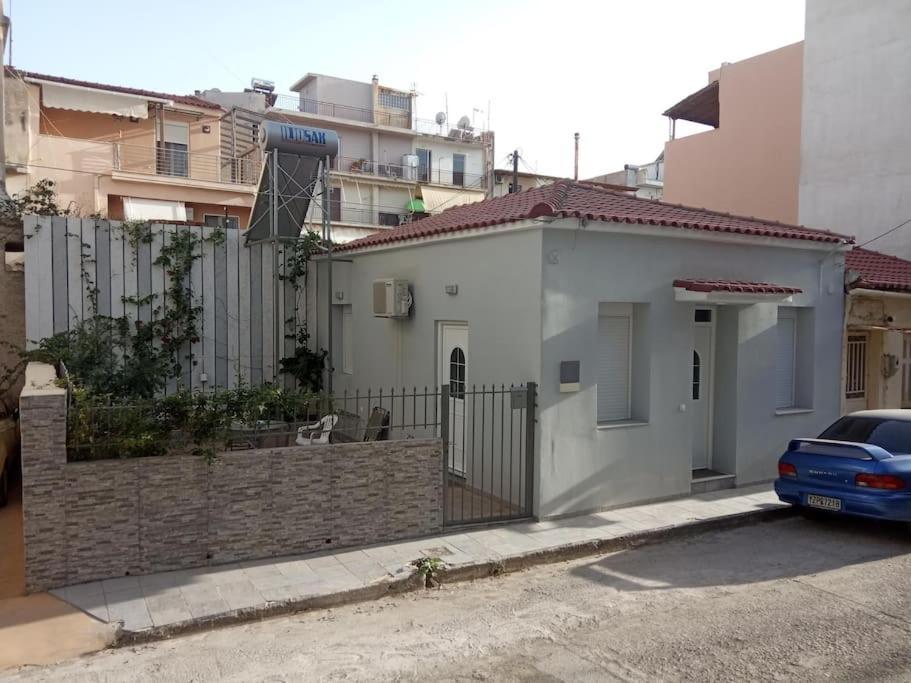 House With Yard In Center Of * Kalamáta